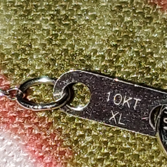 10k white gold and diamond infinity style necklace. - Picture 6 of 9